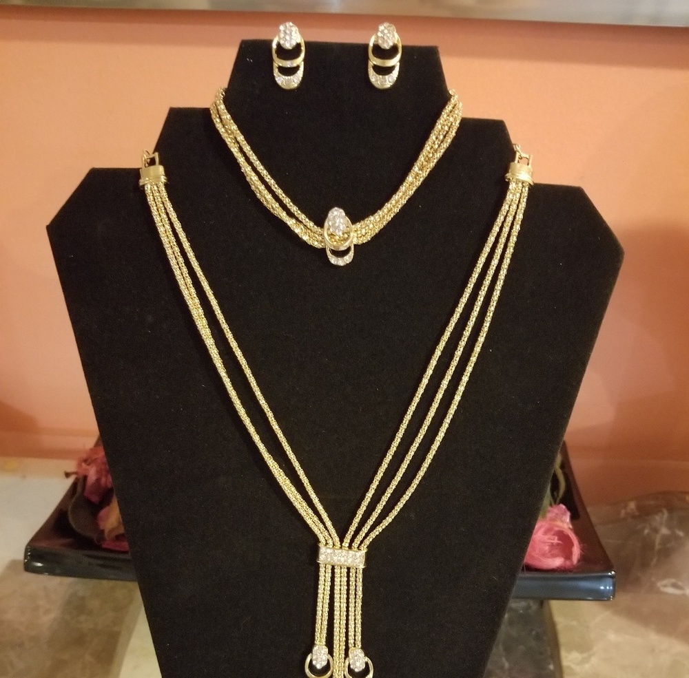 Gold tone jewelry set